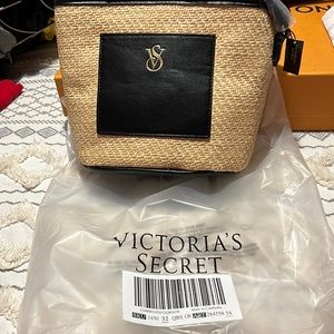 The Victoria Cinch-Top Crossbody